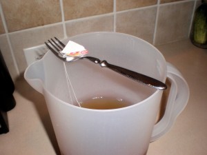 Holding tea bags to the fork makes it easier to remove 